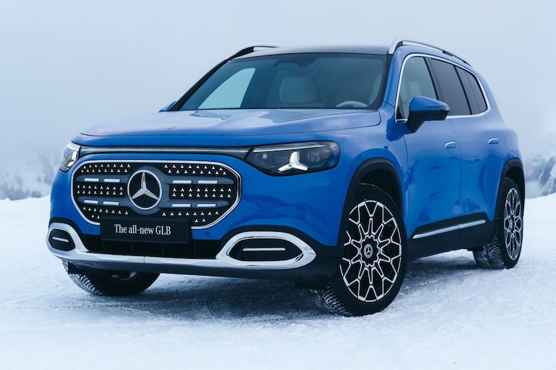 SUV azul de Mercedes en nieve