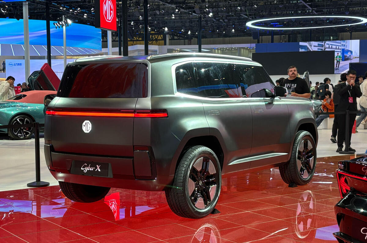Mg cyberx en el salón del automóvil de shanghái. Parte trasera.