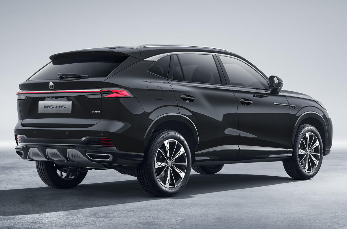 Mg hs 2024 en cuarto trasero negro