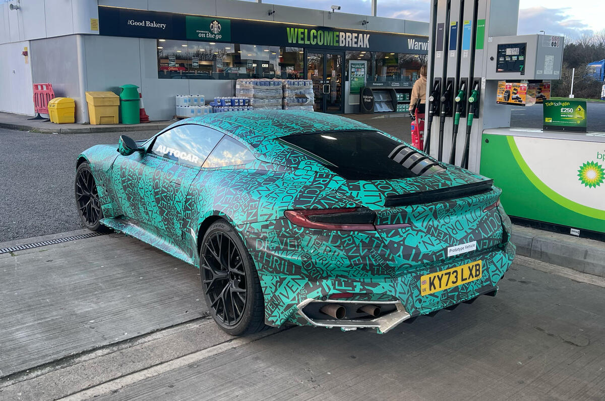 Cuarto trasero de camuflaje sucesor del aston martin dbs