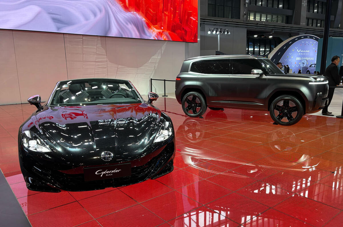Mg cyberx en el salón del automóvil de shanghái con cyberster
