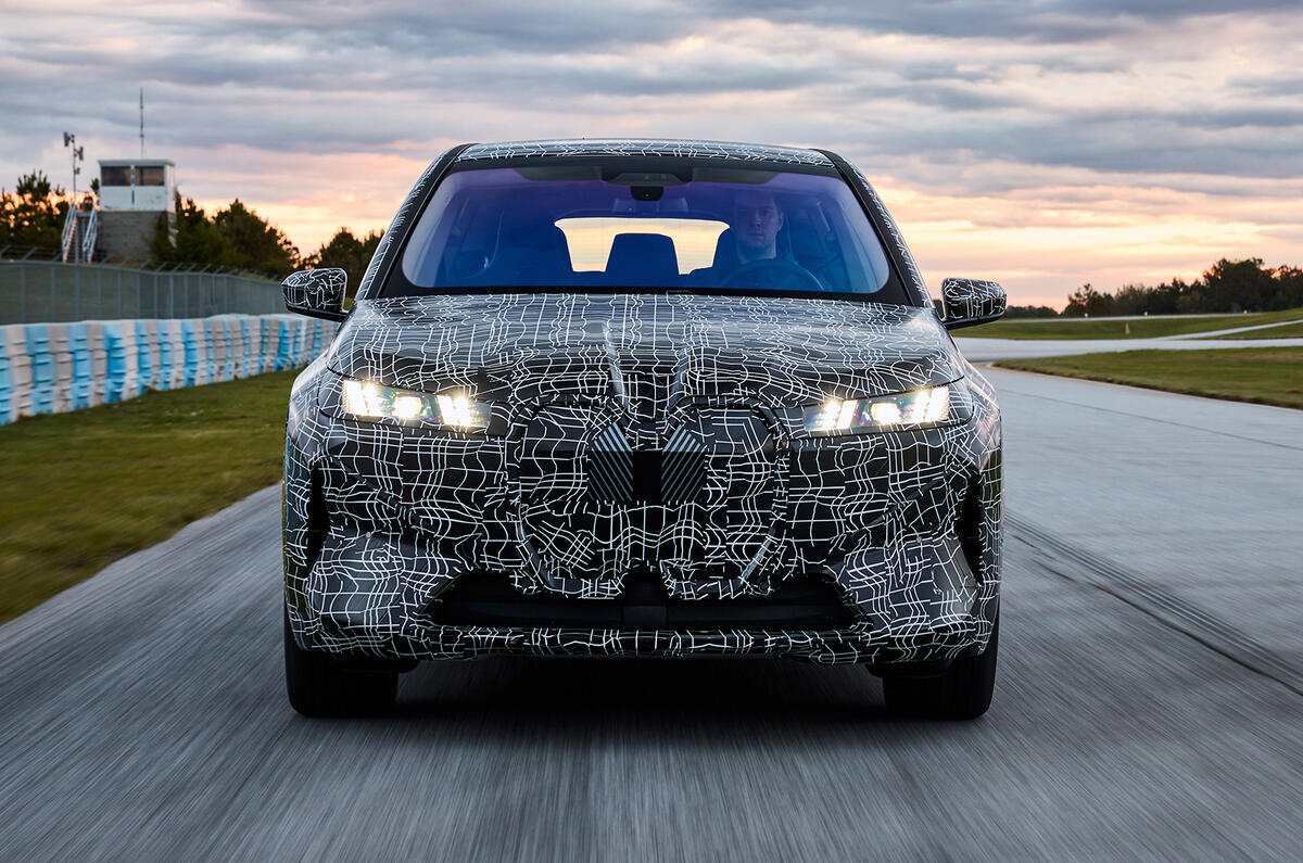 Bmw ix pre-conducción 010