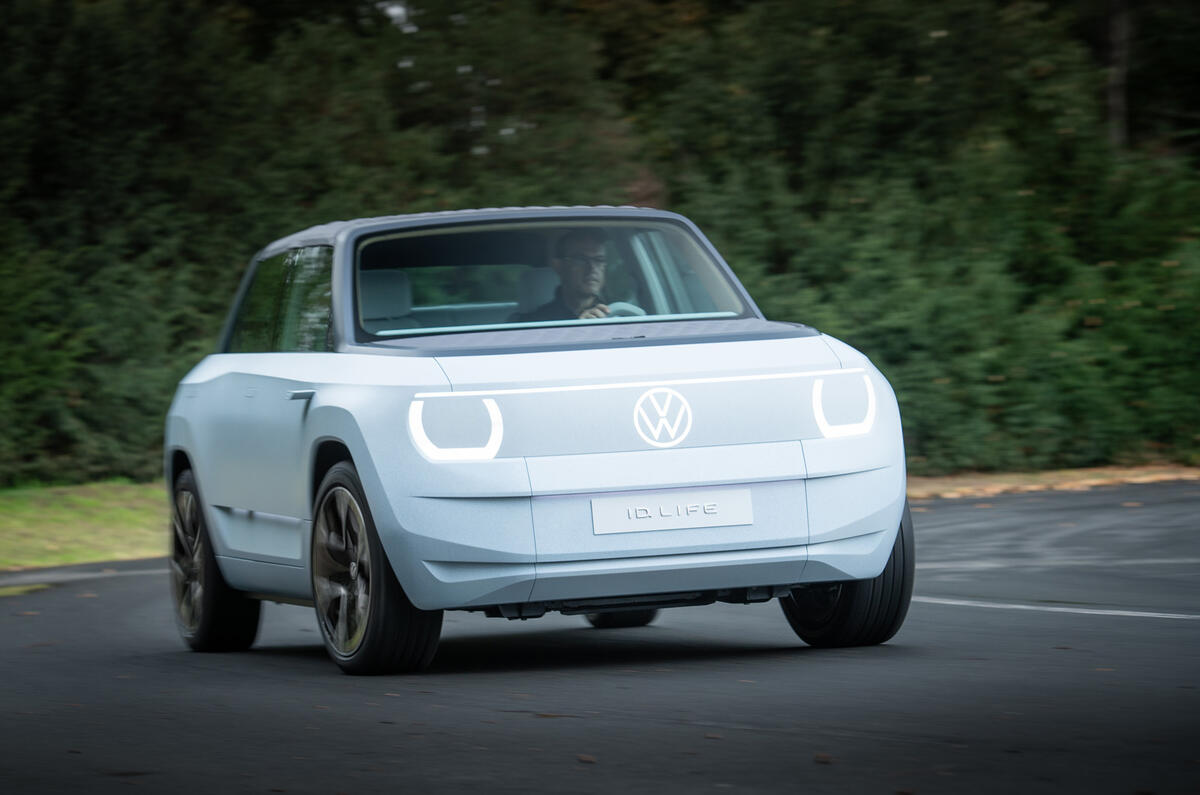 83 volkswagen id life concept conducción en curva delantera