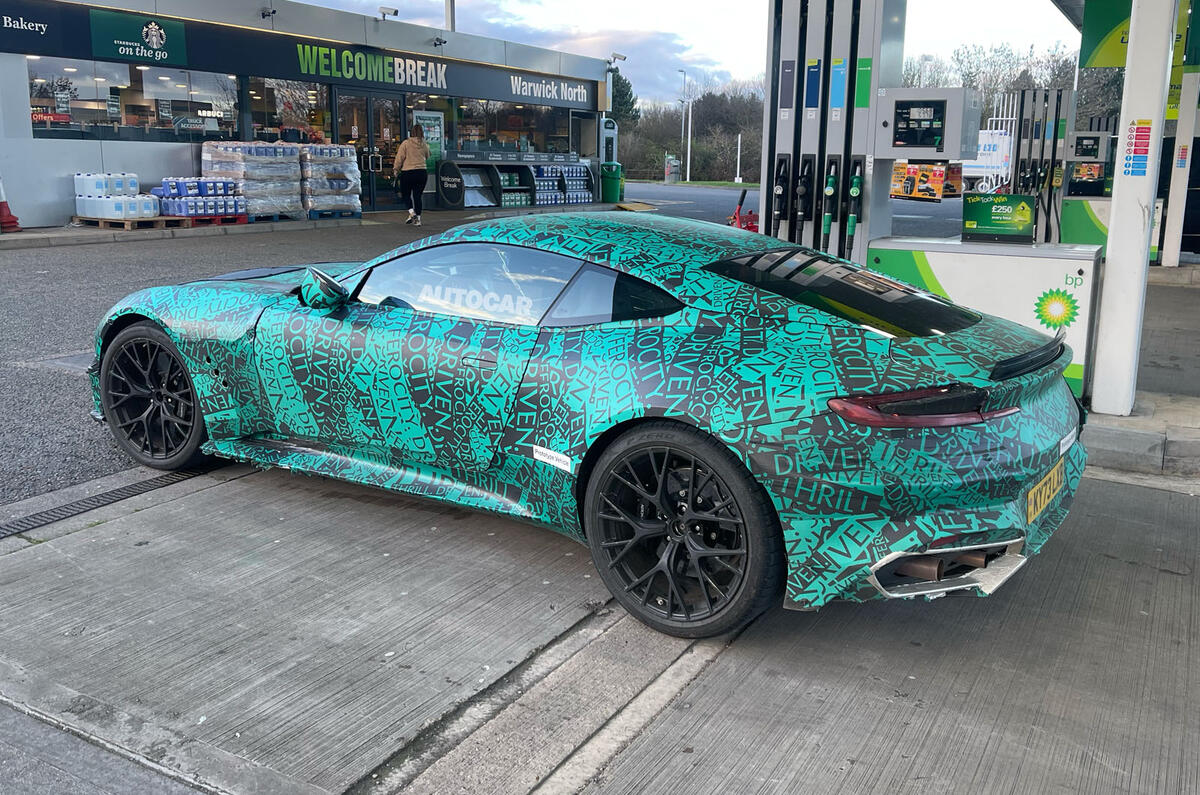 Lado de camuflaje del sucesor del aston martin dbs