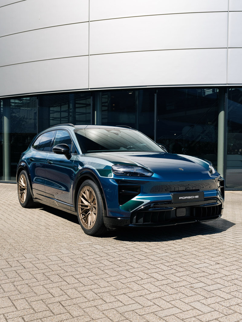 Porsche amsterdam showt cayenne die uitgevoerd is in vijf (! ) pts-kleuren