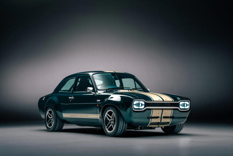 Parece un coche clásico, pero el ford escort 2026 es un coche completamente nuevo y quema gasolina a 10. 000 rpm y entrega 330 cv en 895 kg