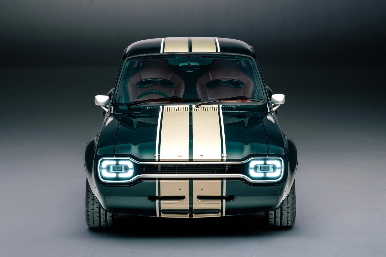 Parece un coche clásico, pero el ford escort 2026 es un coche completamente nuevo y quema gasolina a 10. 000 rpm y entrega 330 cv en 895 kg