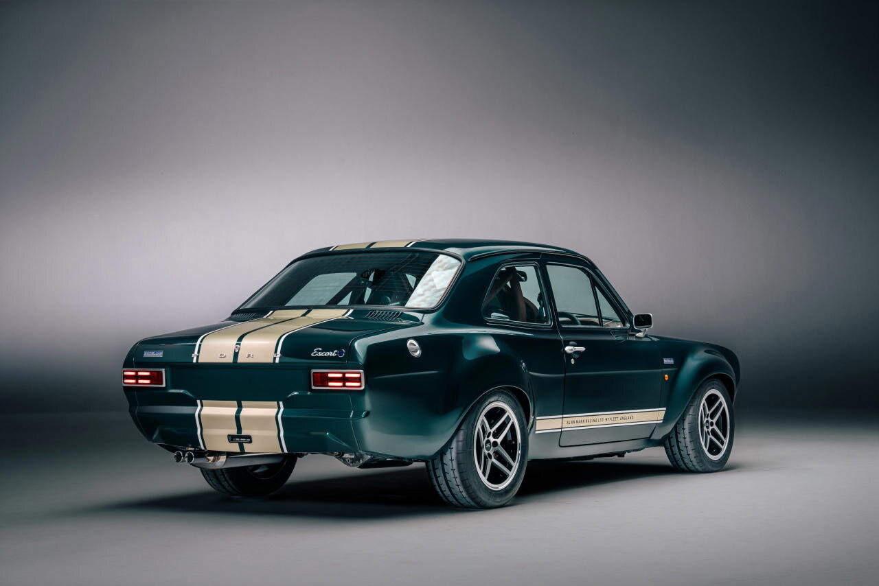 Parece un coche clásico, pero el ford escort 2026 es un coche completamente nuevo y quema gasolina a 10. 000 rpm y entrega 330 cv en 895 kg