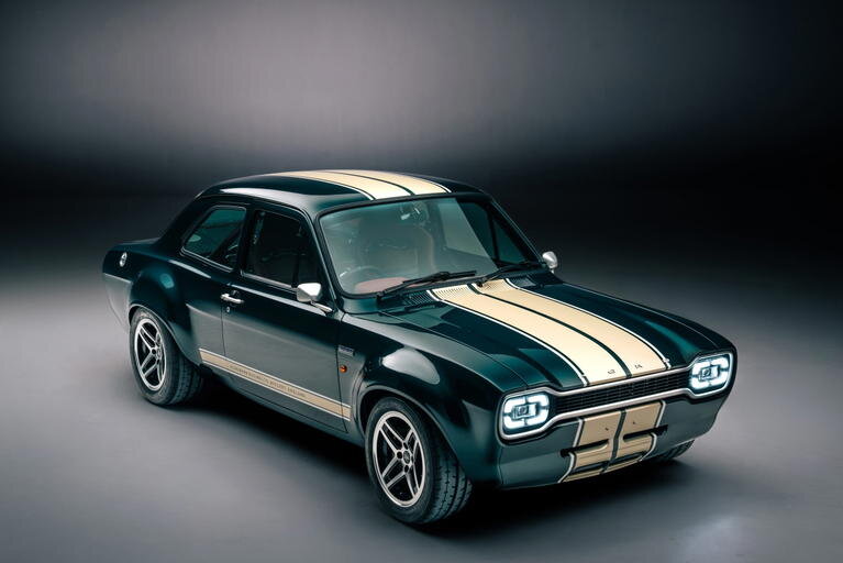 Parece un coche clásico, pero el ford escort 2026 es un coche completamente nuevo y quema gasolina a 10. 000 rpm y entrega 330 cv en 895 kg