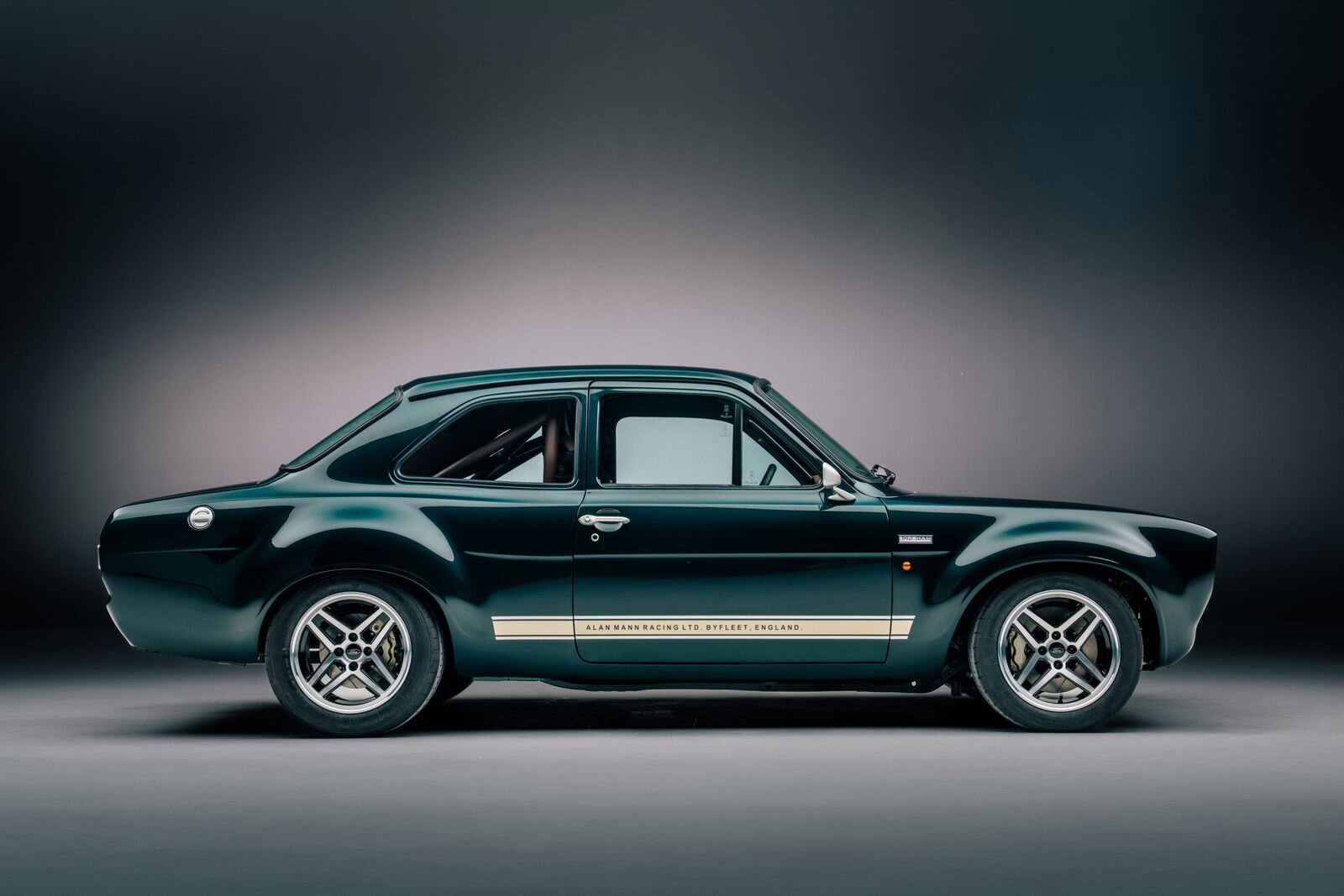 Parece un coche clásico, pero el ford escort 2026 es un coche completamente nuevo y quema gasolina a 10. 000 rpm y entrega 330 cv en 895 kg