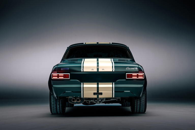 Parece un coche clásico, pero el ford escort 2026 es un coche completamente nuevo y quema gasolina a 10. 000 rpm y entrega 330 cv en 895 kg