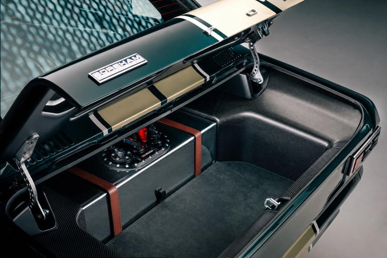 Parece un coche clásico, pero el ford escort 2026 es un coche completamente nuevo y quema gasolina a 10. 000 rpm y entrega 330 cv en 895 kg