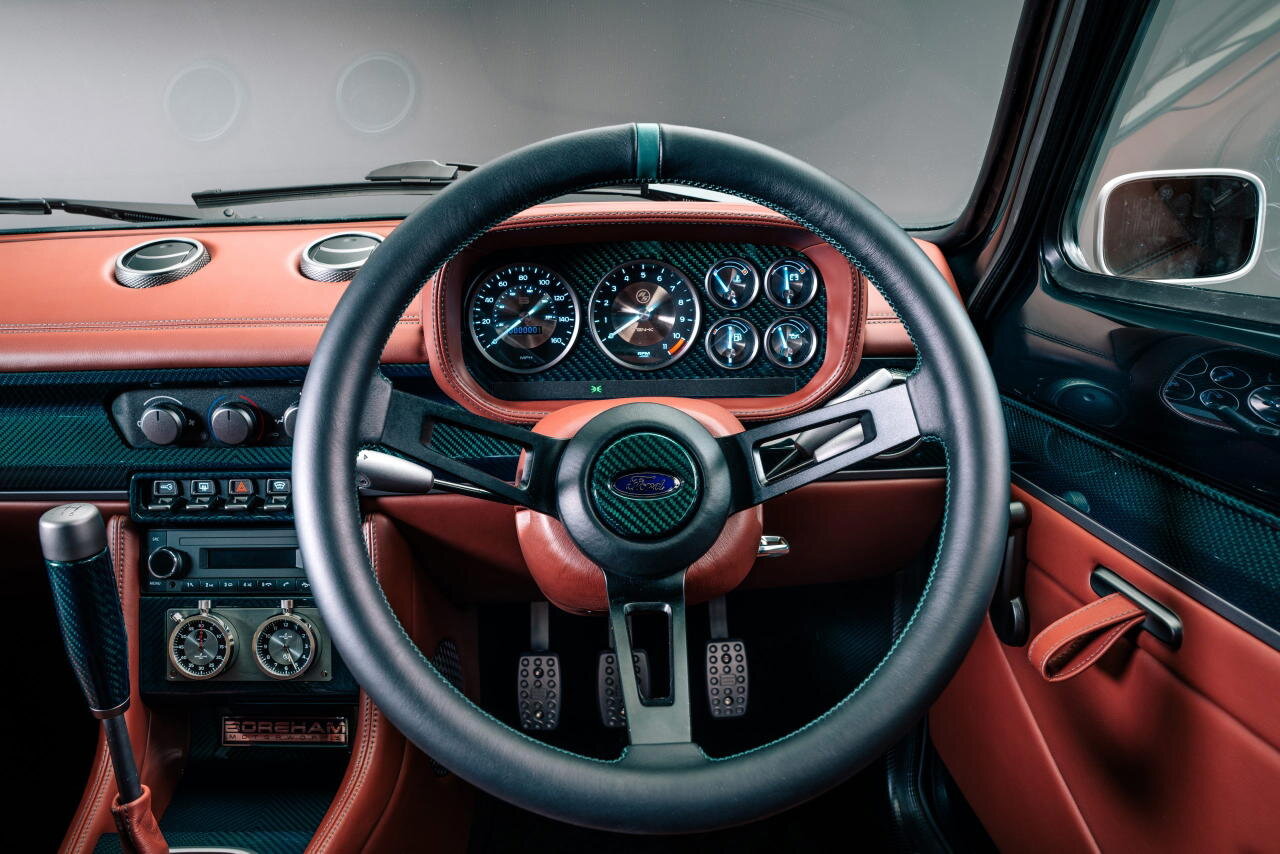 Parece un coche clásico, pero el ford escort 2026 es un coche completamente nuevo y quema gasolina a 10. 000 rpm y entrega 330 cv en 895 kg