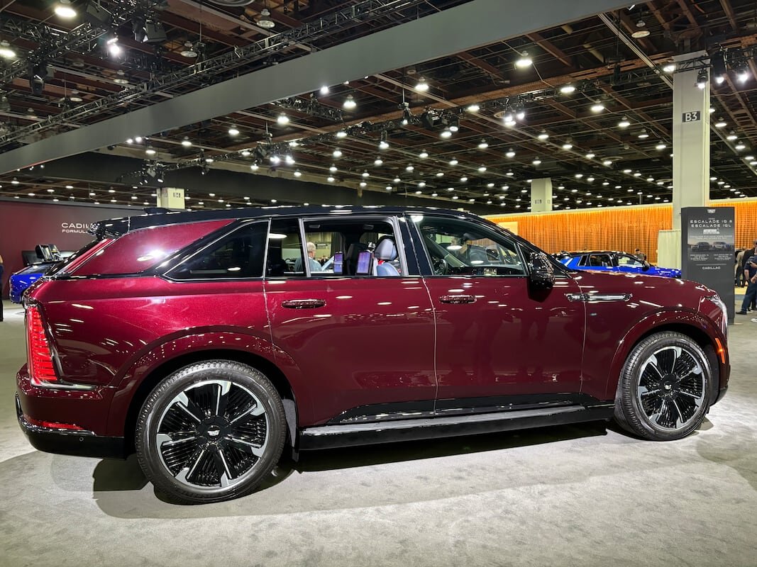 Cadillac extends gas models as it delays all-ev changeover