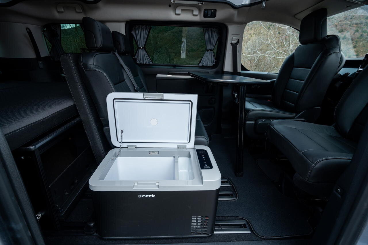 Como una vw california pero unos 30. 000 € más barata, es la camper perfecta para escapadas con sus 180 cv y dos camas dobles