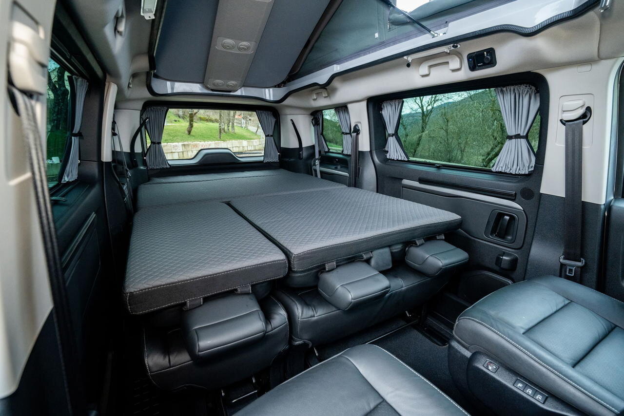 Como una vw california pero unos 30. 000 € más barata, es la camper perfecta para escapadas con sus 180 cv y dos camas dobles
