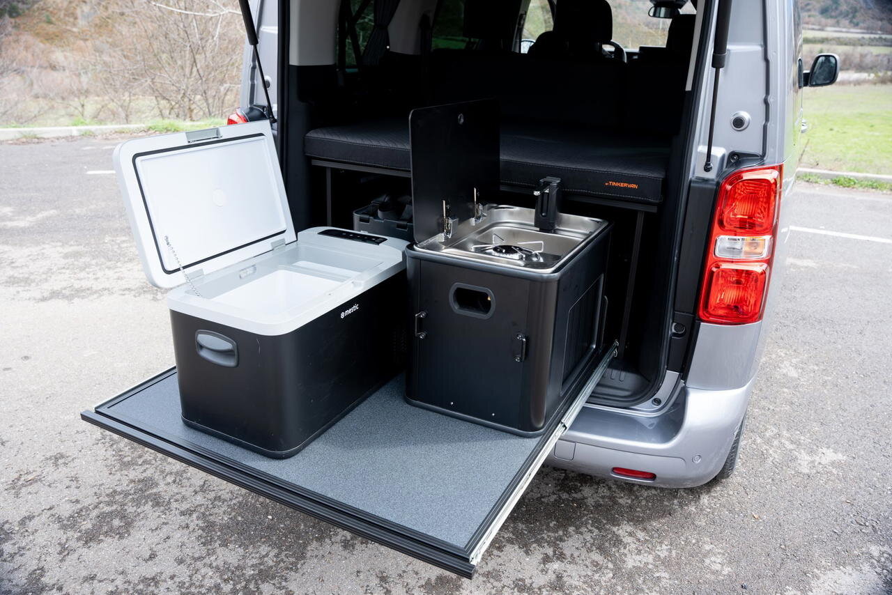Como una vw california pero unos 30. 000 € más barata, es la camper perfecta para escapadas con sus 180 cv y dos camas dobles
