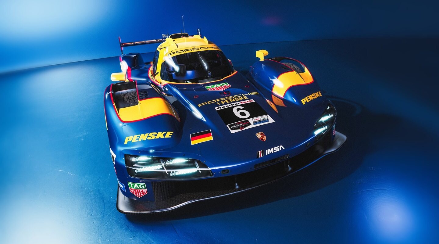 Porsche penske motorsport presentó su decoración retro para road américa