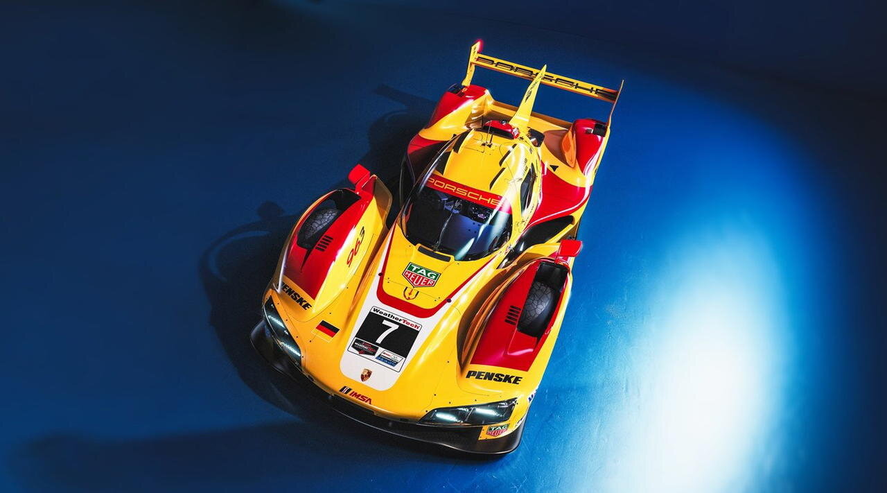 Porsche penske motorsport presentó su decoración retro para road américa