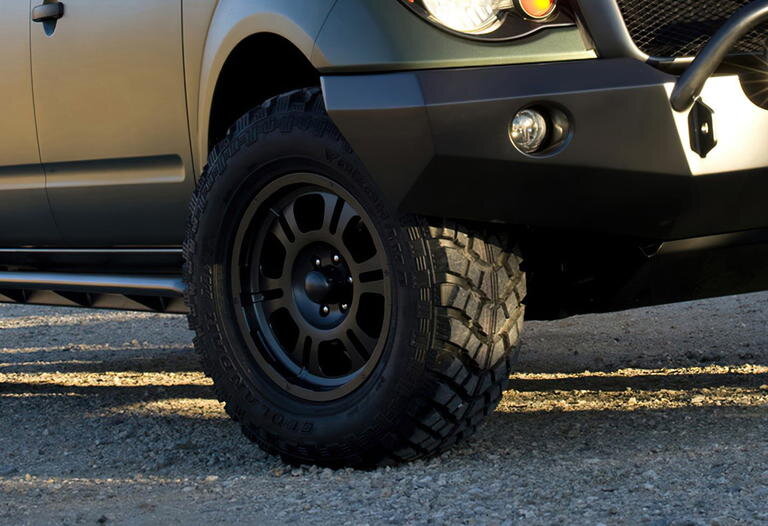 Fiabilidad japonesa y sin reinventar nada, este suzuki todoterreno tiene el aura que todos queremos en un 4x4 (encima trae un quad en el maletero)