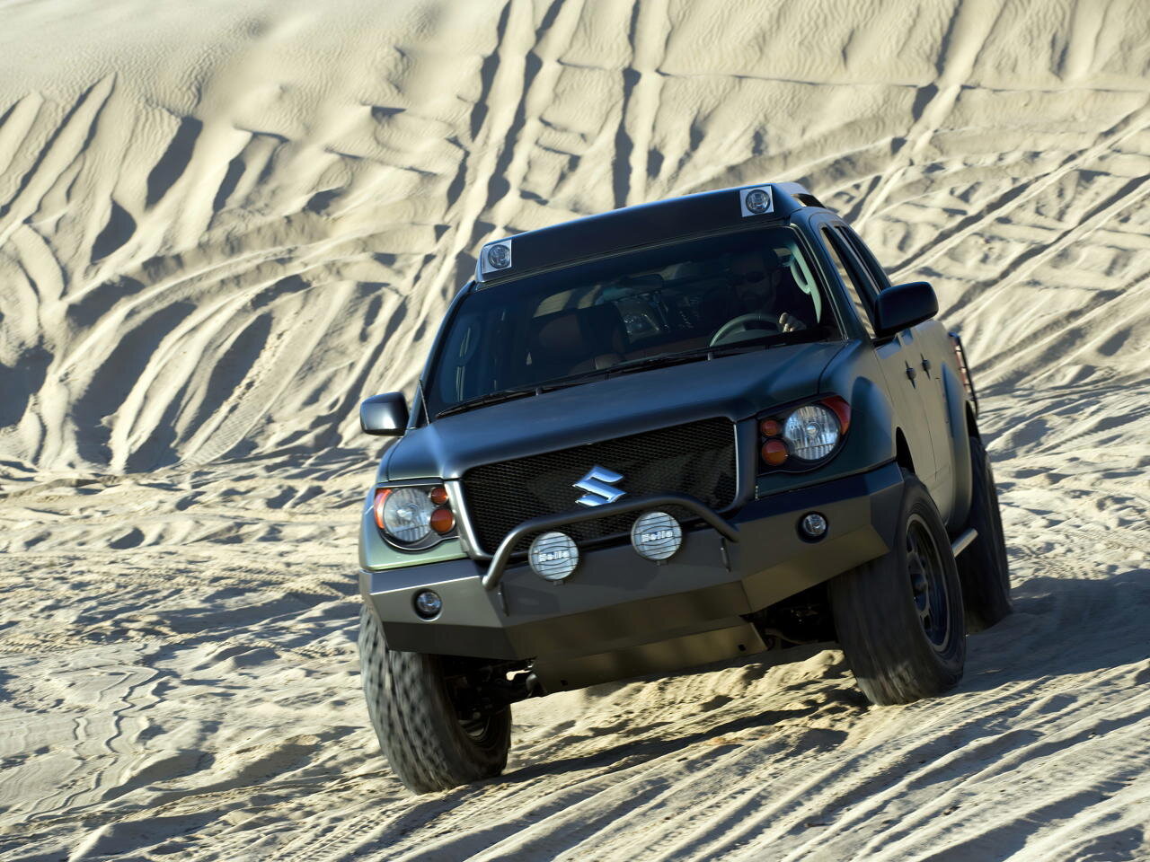 Fiabilidad japonesa y sin reinventar nada, este suzuki todoterreno tiene el aura que todos queremos en un 4x4 (encima trae un quad en el maletero)