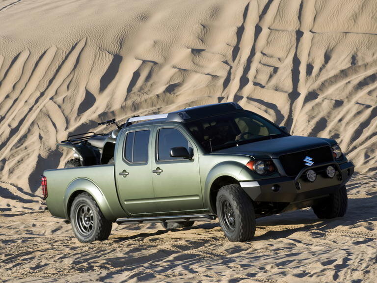 Fiabilidad japonesa y sin reinventar nada, este suzuki todoterreno tiene el aura que todos queremos en un 4x4 (encima trae un quad en el maletero)