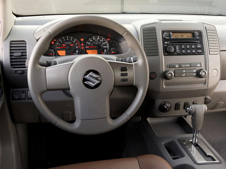 Fiabilidad japonesa y sin reinventar nada, este suzuki todoterreno tiene el aura que todos queremos en un 4x4 (encima trae un quad en el maletero)