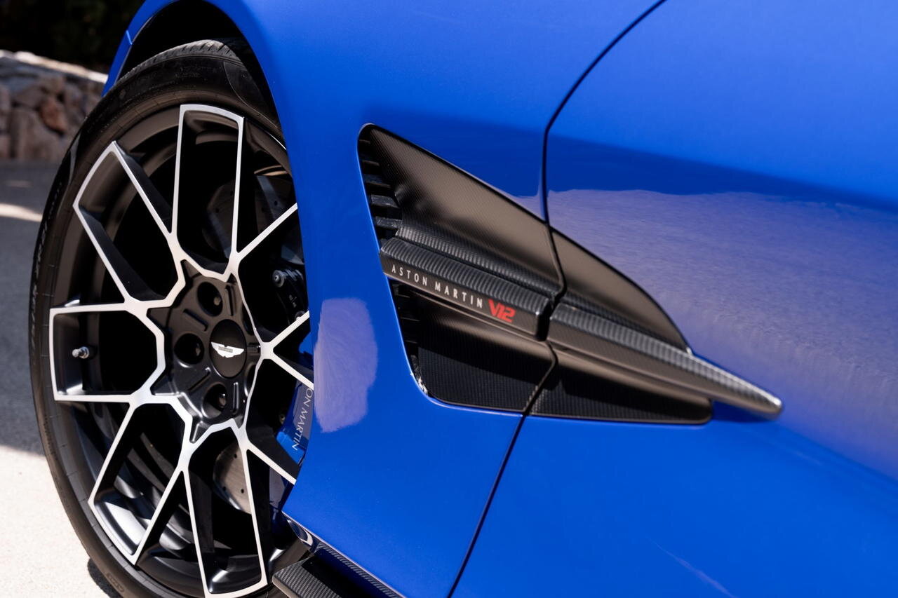 Europa prohibirá el motor de combustión, pero aston martin ha encontrado la forma de salvar su motor v12 hasta 2035 "como mínimo"