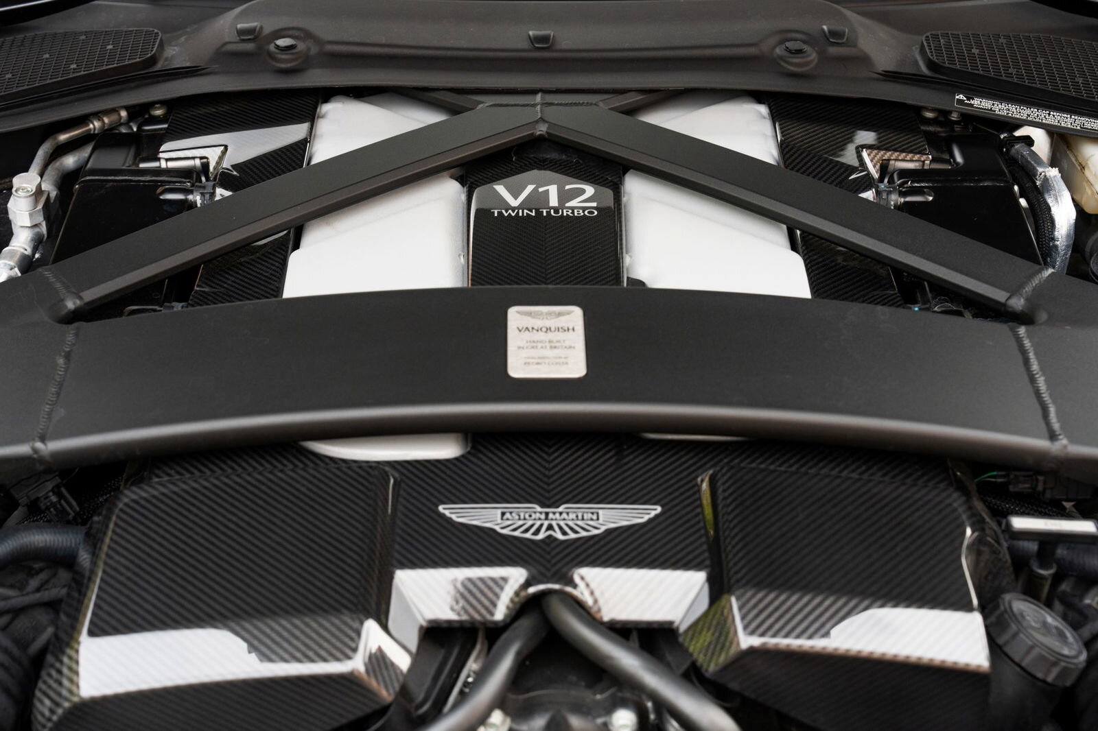 Europa prohibirá el motor de combustión, pero aston martin ha encontrado la forma de salvar su motor v12 hasta 2035 "como mínimo"