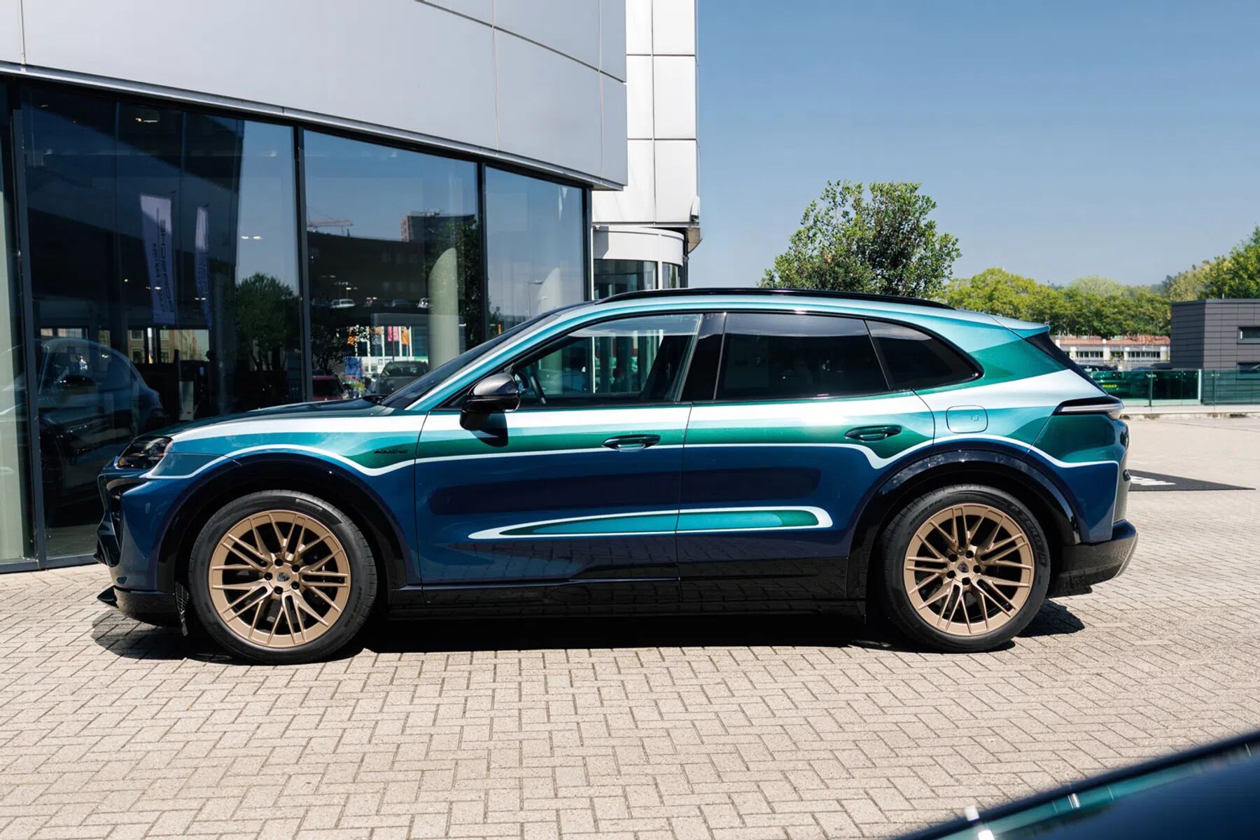 Porsche amsterdam showt cayenne die uitgevoerd is in vijf (! ) pts-kleuren