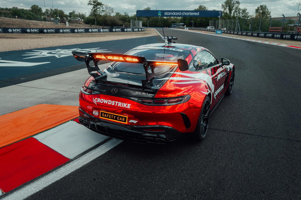 Más radical que nunca: así es el nuevo mercedes-amg que velará por la seguridad de la fórmula 1