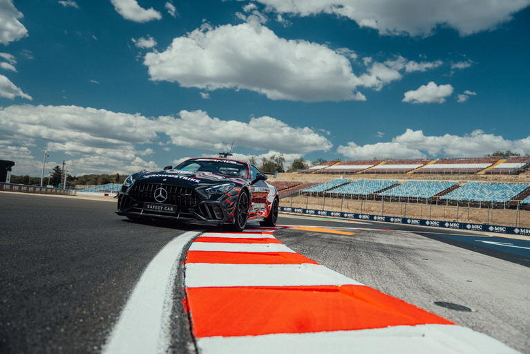 Más radical que nunca: así es el nuevo mercedes-amg que velará por la seguridad de la fórmula 1