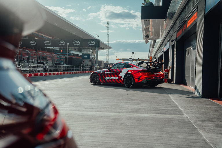 Más radical que nunca: así es el nuevo mercedes-amg que velará por la seguridad de la fórmula 1