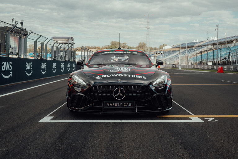 Más radical que nunca: así es el nuevo mercedes-amg que velará por la seguridad de la fórmula 1