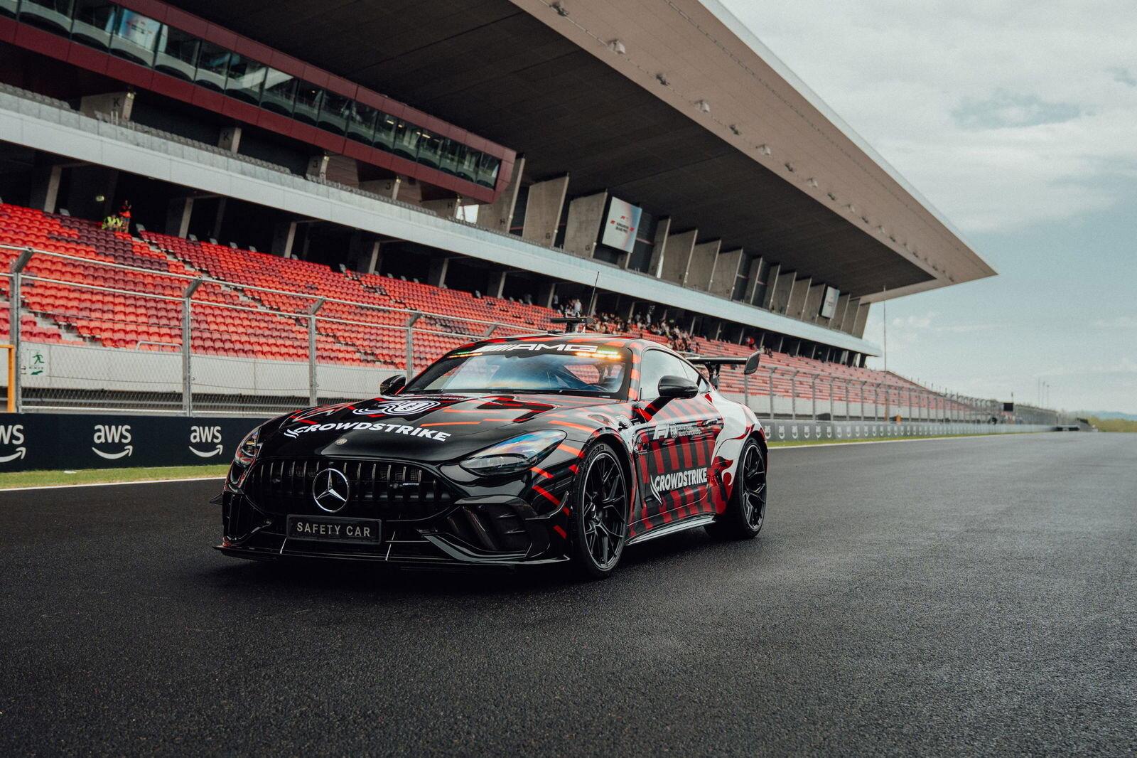 Más radical que nunca: así es el nuevo mercedes-amg que velará por la seguridad de la fórmula 1