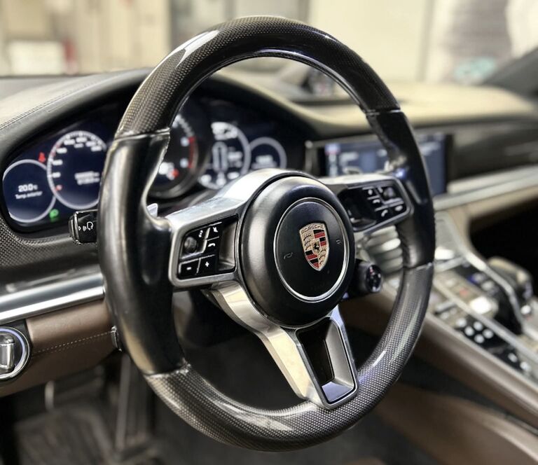 Hay quien no quiere hacerle kilómetros a su porsche… y luego está este panamera español con 1. 000. 000 de km