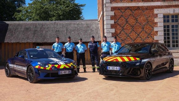 Pourquoi la gendarmerie mise à la fois sur une renault 4 électrique... Et une audi rs3 de 407 ch