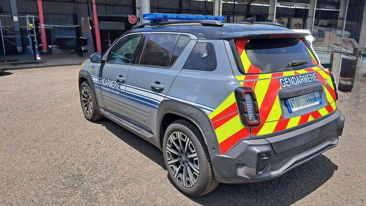 Pourquoi la gendarmerie mise à la fois sur une renault 4 électrique... Et une audi rs3 de 407 ch