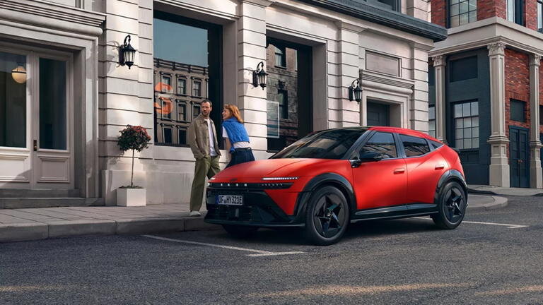 Prometía ser el eléctrico asequible de hyundai, pero su primer precio para españa lo sitúa por encima de tesla