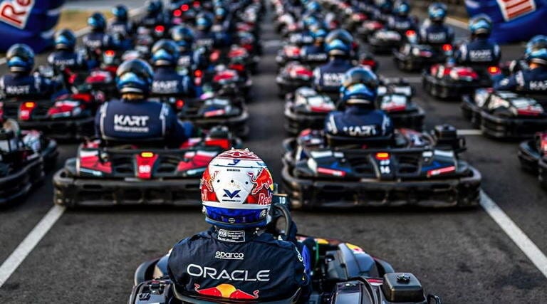 Max vs 100, un nuevo desafío para max verstappen bajo una gran cobertura mediática