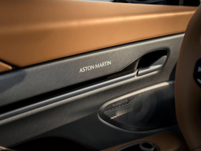 Sólo 50 afortunados podrán poseer el aston martin v12 vanquish más especial del momento