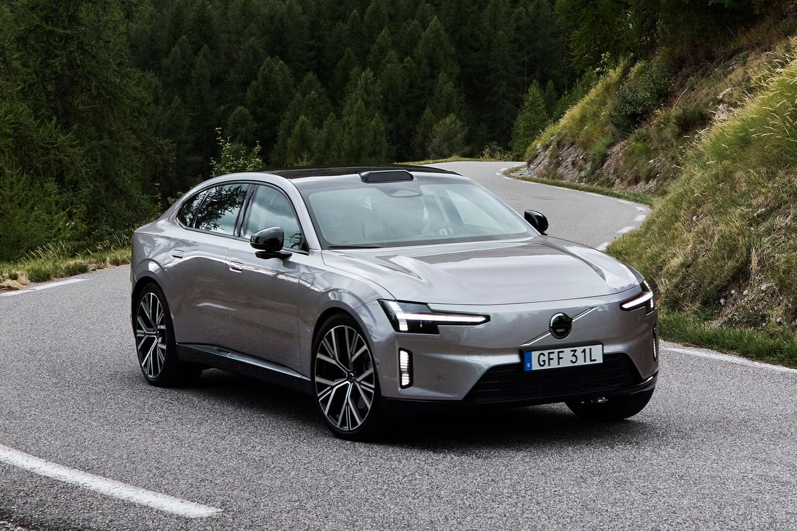 New volvos now able to warn other cars of animals, cyclists in road