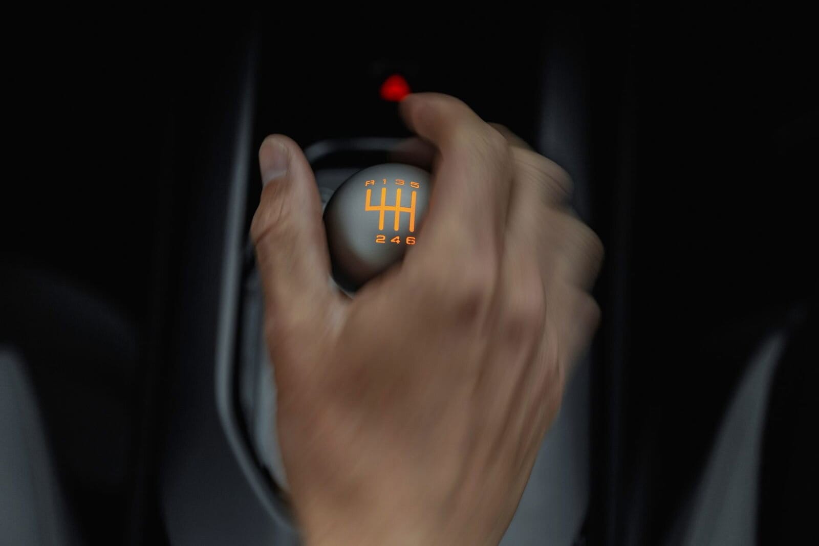 Sí, te puedes sacar el carné de conducir sin tocar, ni saber usar, un cambio manual, pero salir del automático no será tan sencillo, ni rápido