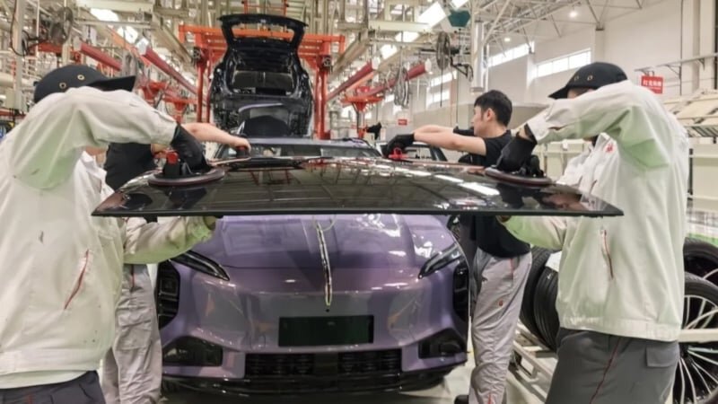 Faw hongqi made the industry first solar sunroof that produces 400 kwh annually