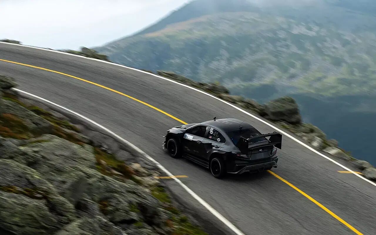 Más de 200 km/h entre barrancos: así se pulveriza un récord en mt. Washington con el project midnight de subaru
