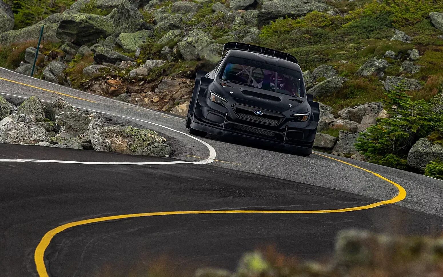 Más de 200 km/h entre barrancos: así se pulveriza un récord en mt. Washington con el project midnight de subaru