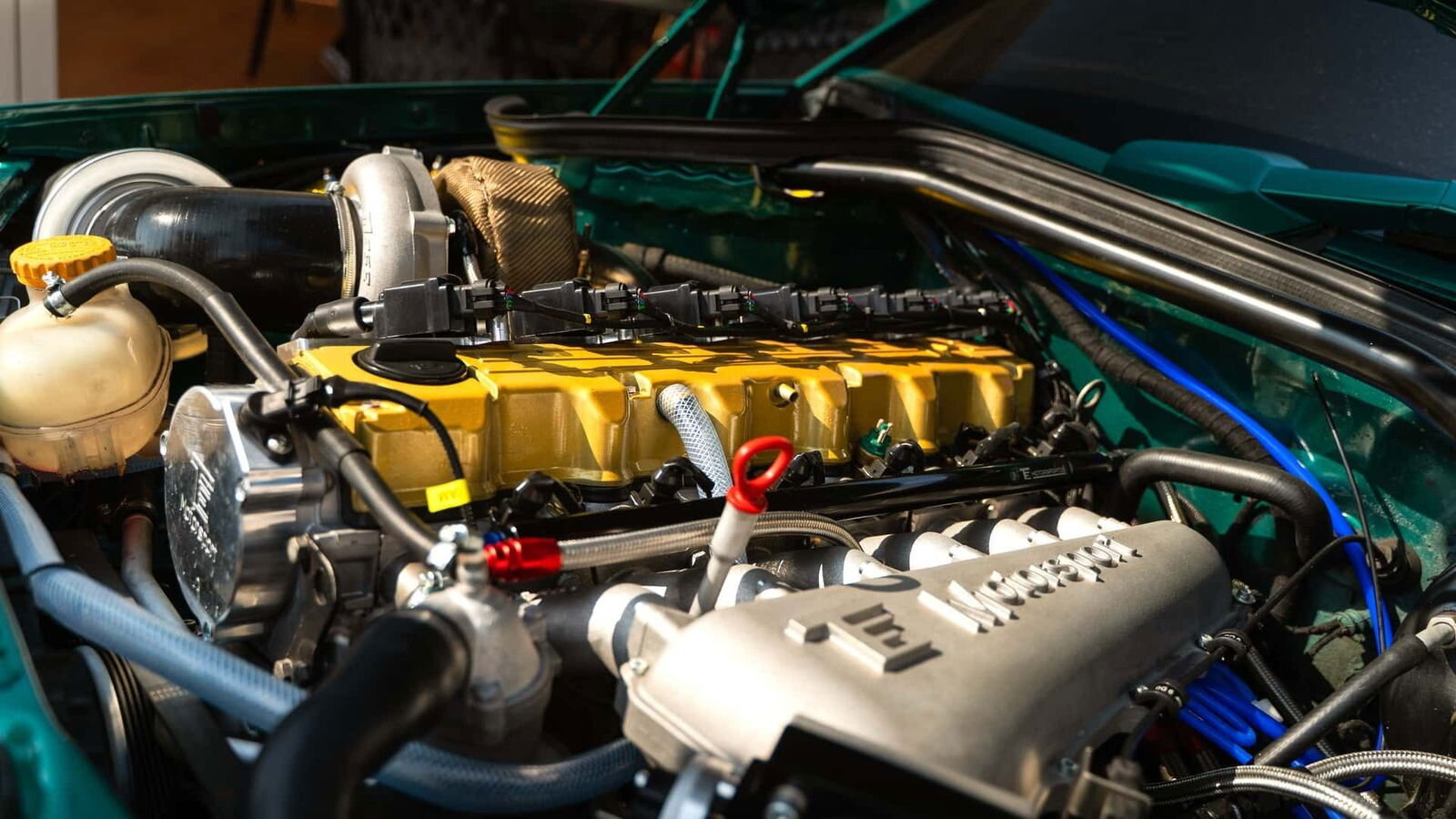 El restomod italiano del mercedes 190e quiere hacer sombra a la propuesta de hwa a base de fuerza bruta