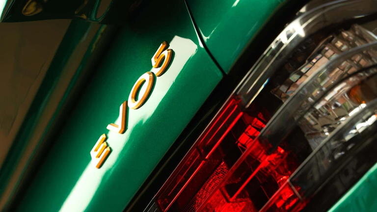 El restomod italiano del mercedes 190e quiere hacer sombra a la propuesta de hwa a base de fuerza bruta