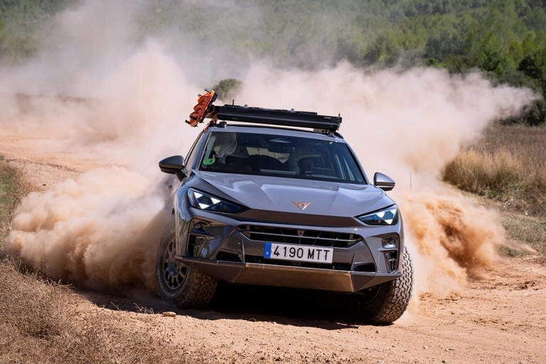 Cupra se sale de su terreno habitual y planta, al terramar, un cubrecárter enorme, neumáticos bfgoodrich 4x4, suspensión más alta y un sinfín de chuches para el desierto