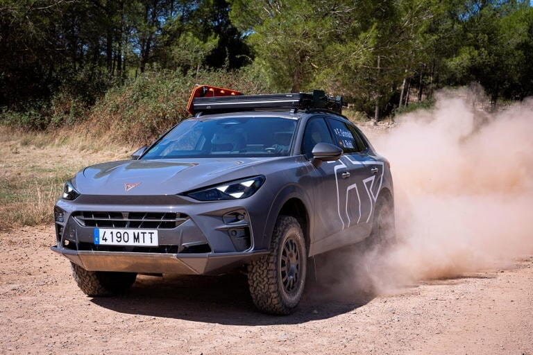 Cupra se sale de su terreno habitual y planta, al terramar, un cubrecárter enorme, neumáticos bfgoodrich 4x4, suspensión más alta y un sinfín de chuches para el desierto
